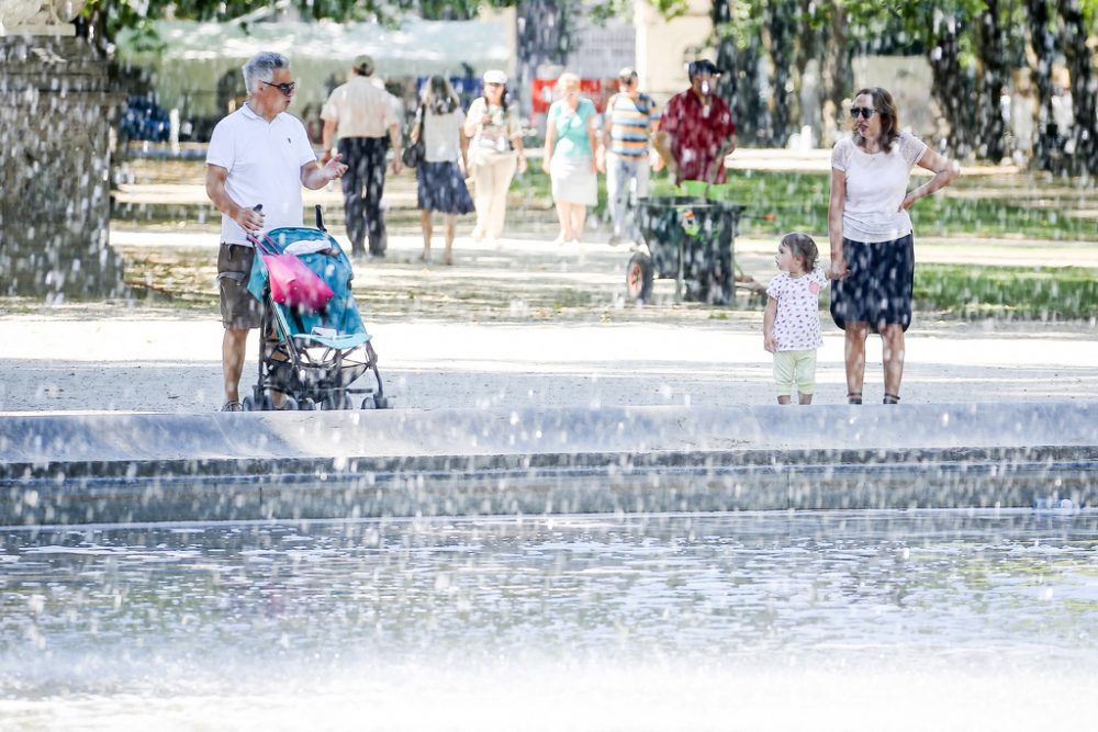 Leute suchen Erfrischung in einem Brüsseler BRunnen (Bild vom 1.7.)