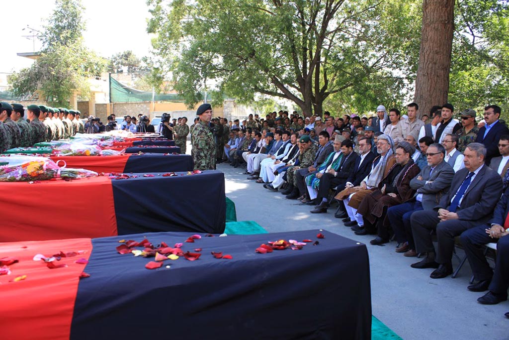 Afghanisches Militär trauert um Anschlagsopfer.