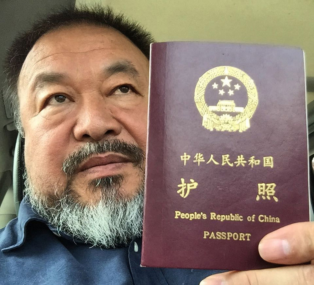 Der chinesische Künstler Ai Weiwei mit seinem Reisepass
