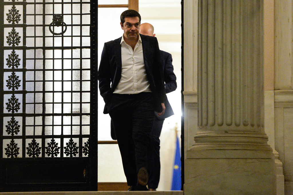 Der griechische Ministerpräsident Alexis Tsipras beim Verlassen seines Büros am Dienstagabed