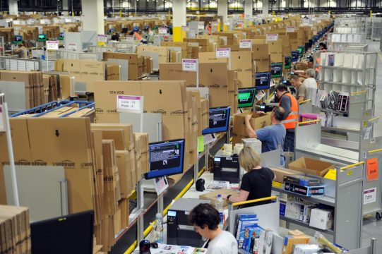 Verteilerzentrum von Amazon (Bild: Uwe Zucchi/EPA)
