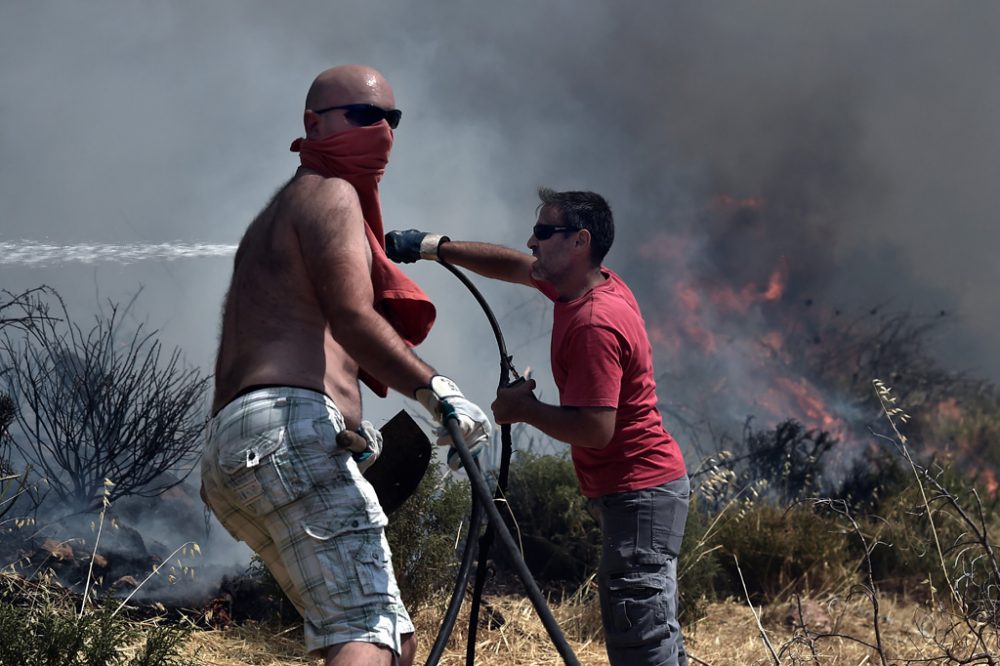Auch Freiwillige helfen beim Bekämpfen der Waldbrände in Athen (17. Juli)