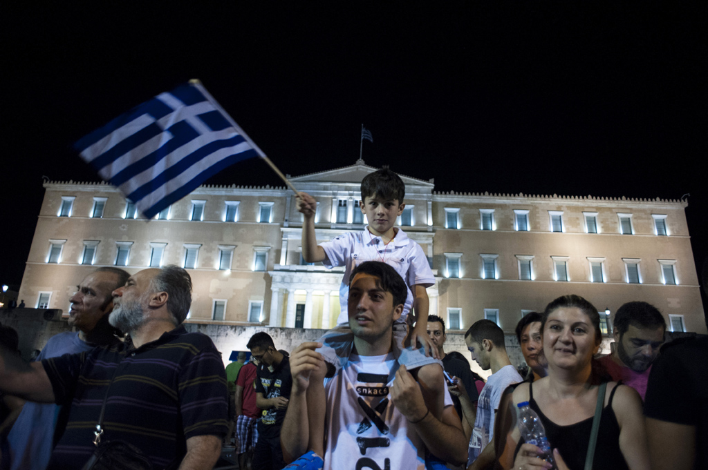 Griechen vor dem Parlament in Athen feiern das "Nein" des Referendums