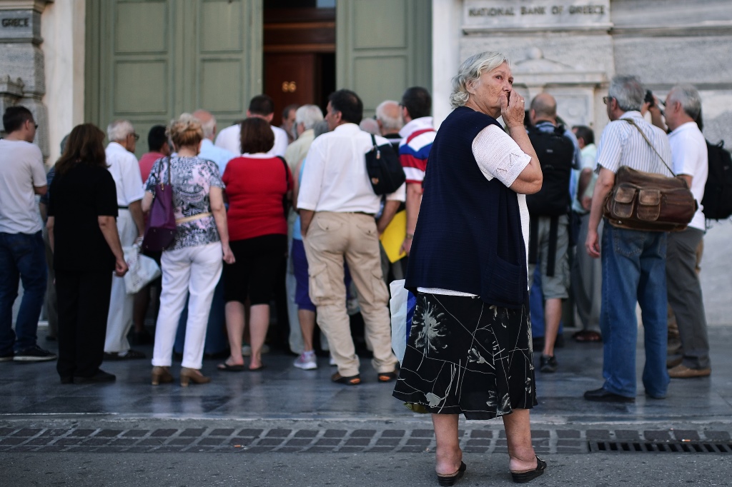 Griechen warten vor einer Bank in Athen