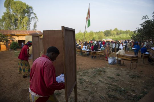 Zwei Frauen im burundischen Dorf Buye bei der Stimmabgabe
