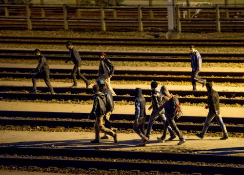 Flüchtlinge auf den Schienen am Eurotunnel