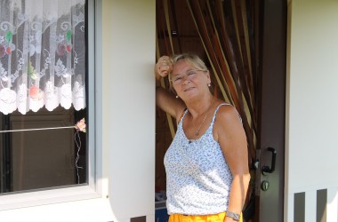 Ursula Wenzel vor ihrem Wohnwagen
