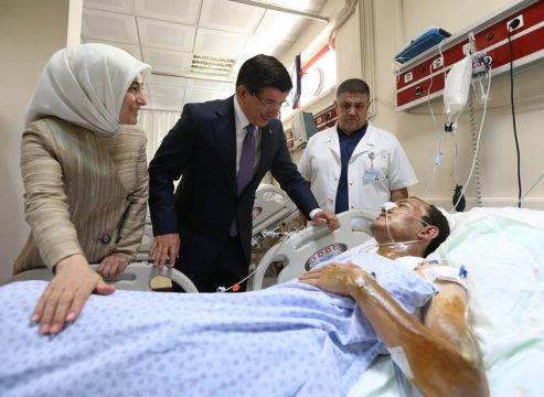 Ahmet Davutoglu und seine Frau Sare am Dienstag beim Besuch eines Verkletzten im Krankenhaus von Sanliurfa