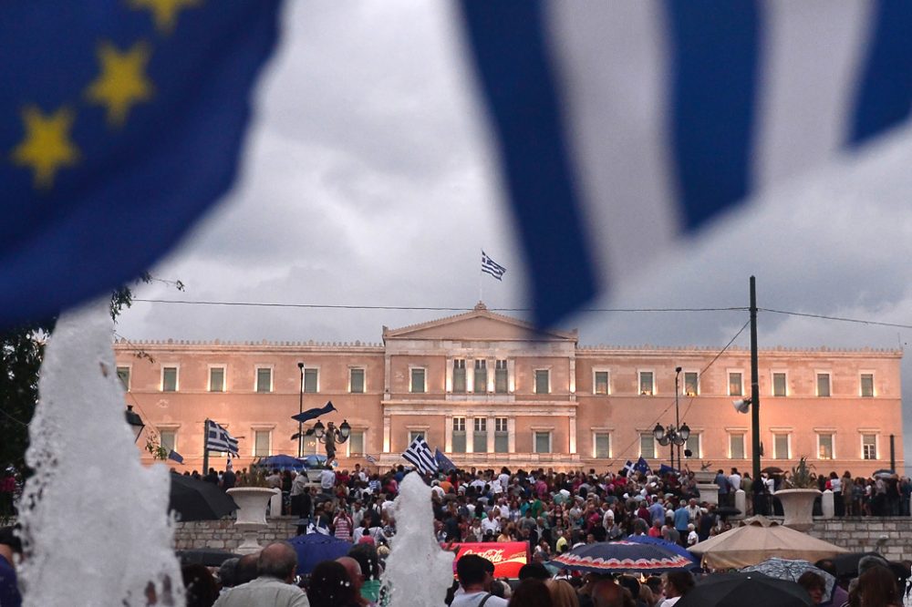 Proeuropäische Demonstranten am Dienstagabend vor dem Parlament in Athen