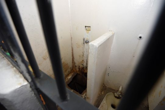 Aus diesem Loch in der Zelldusche ist "El Chapo" geflohen