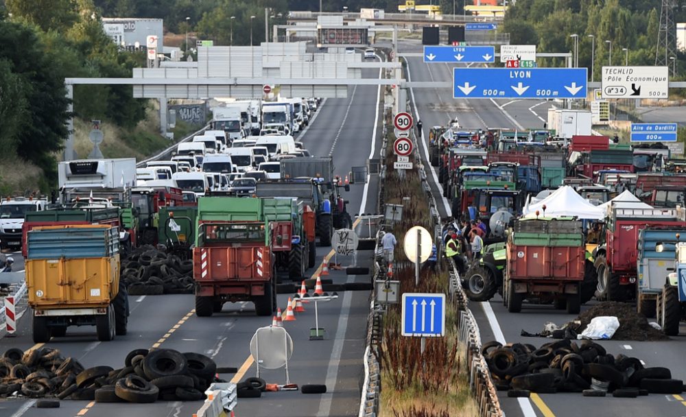 Gestrandet auf dem Weg in den Süden: Französische Milchbauern blockieren die A6