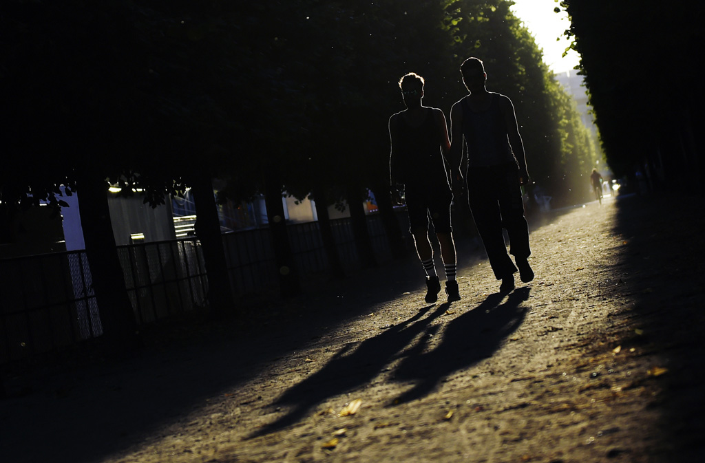 Schwules Pärchen beim Spaziergang in den Tuileries in Paris