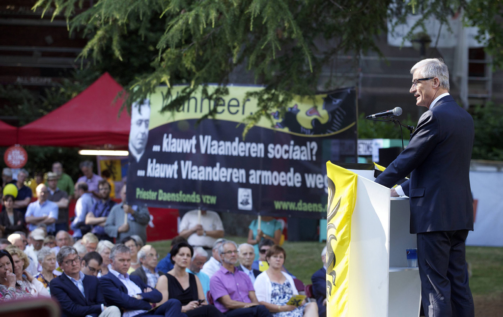 Geert Bourgeois hält eine Redeam Vorabend des flämischen Feiertages in Kortrijk