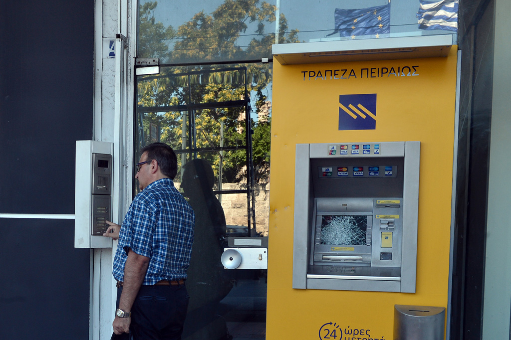 Nur 60 Euro pro Tag dürfen die Griechen abheben - das sorgte für den ein oder anderen Wutausbruch, wie die zertrümmerte Anzeige des Geldautomaten beweist