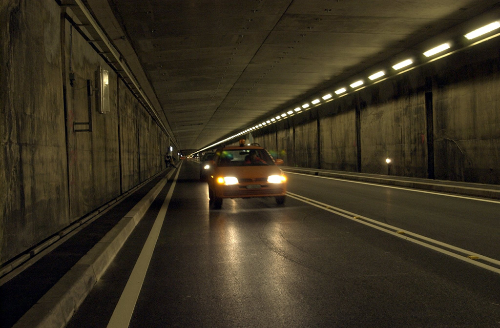 Autos durchqueren den Gotthard-Tunnel in Richtung Süden (Illustrationbsild: Karl Mathis/AFP)
