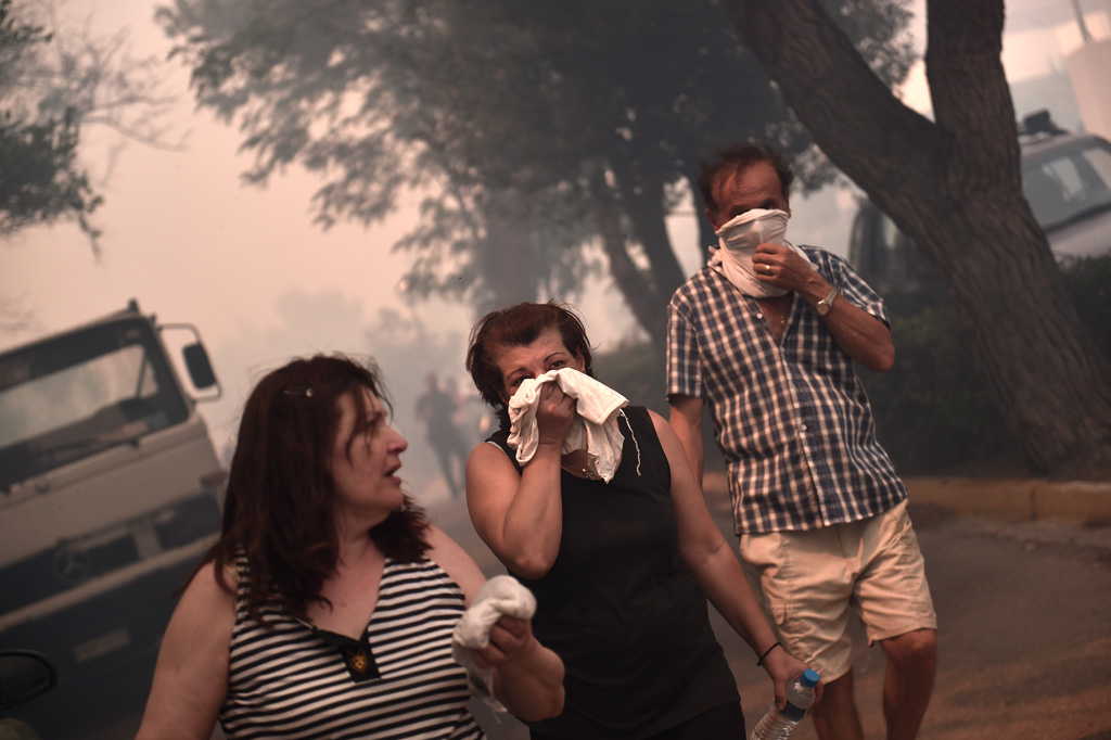 Heftige Waldbrände in Athen - Menschen fliehen aus ihren Häusern (17. Juli)
