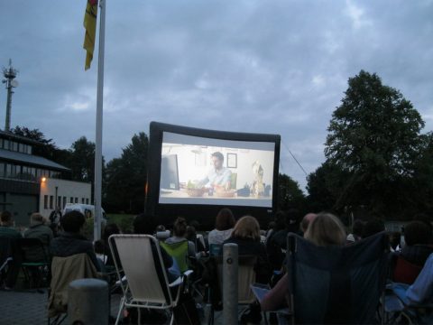 "Hin und weg": Open-Air-Kinovorführung am Parlament der DG