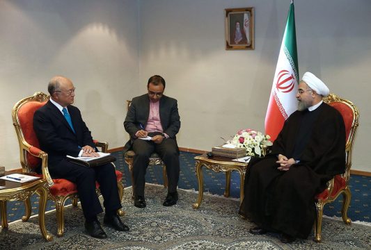 Yukiya Amano (links) und Irans Präsident Rouhani