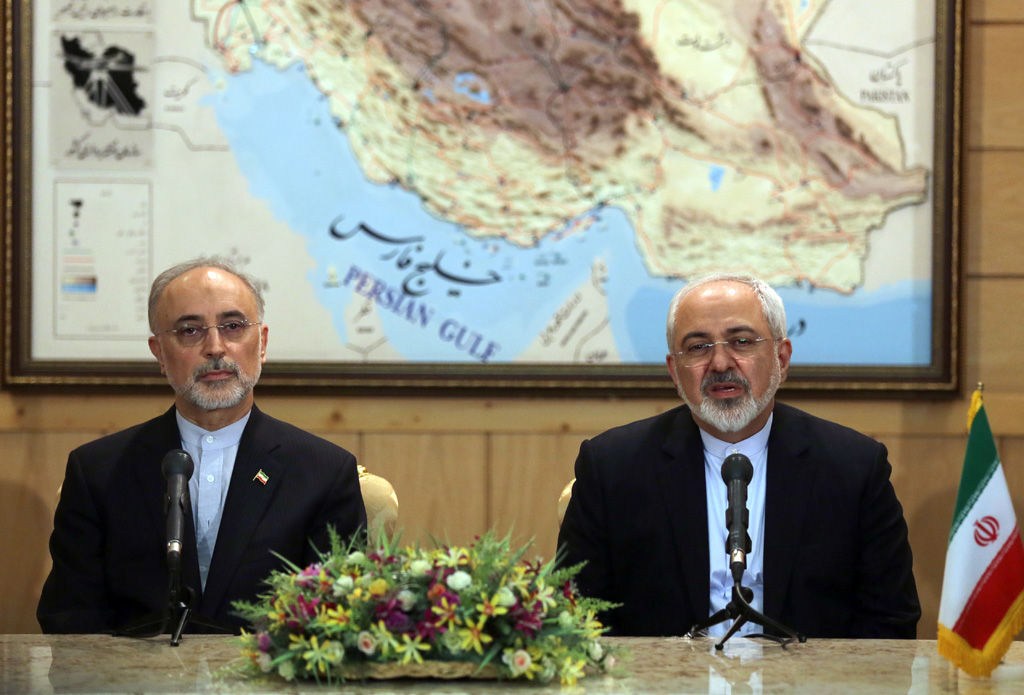 Ali Akbar Salehi, Leiter der iranischen Atomenergiebehörde, und Irans Außenminister Dschawad Sarif halten eine Pressekonferenz zum Atomabkommen am Flughafen von Teheran
