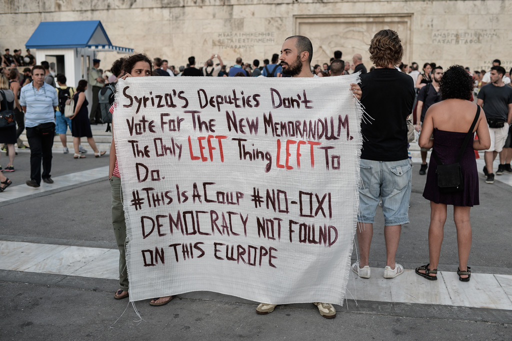 Linke Demonstranten am Montagabend in Athen