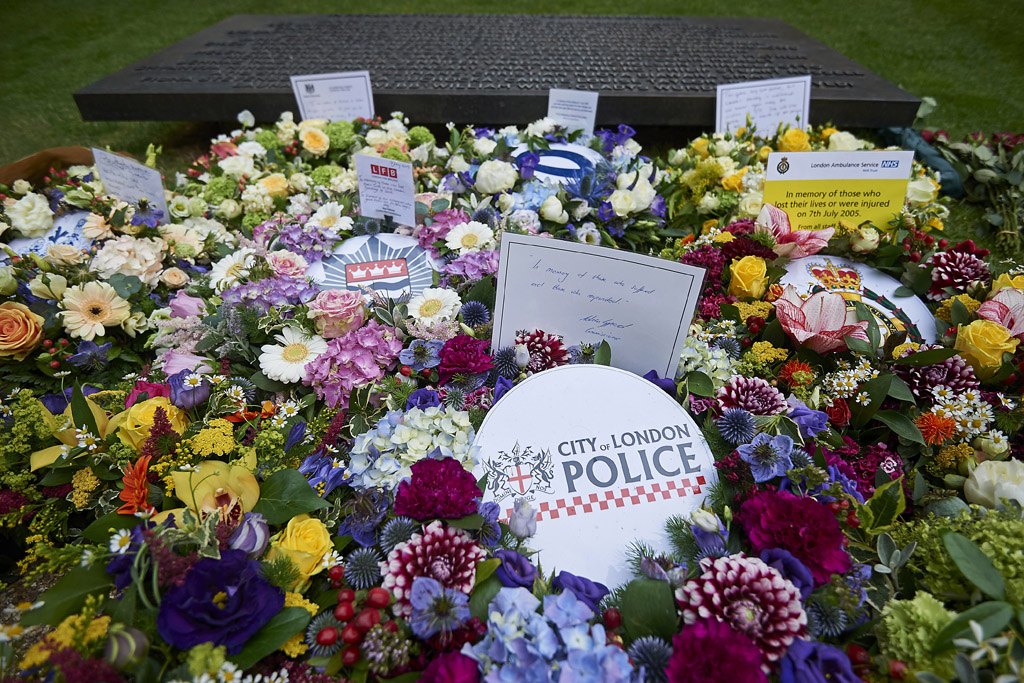 London: Blumenkranz mit Nachrichten in Gedenken an die Opfer der Terroranschläge vor zehn Jahren