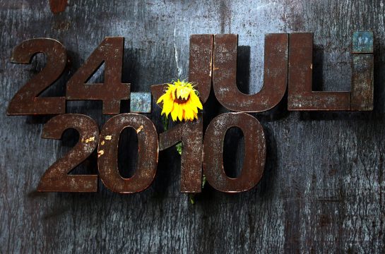 Bei der Loveparade 2010 starben 21 Menschen - Gedenkplakette am Unglücksort