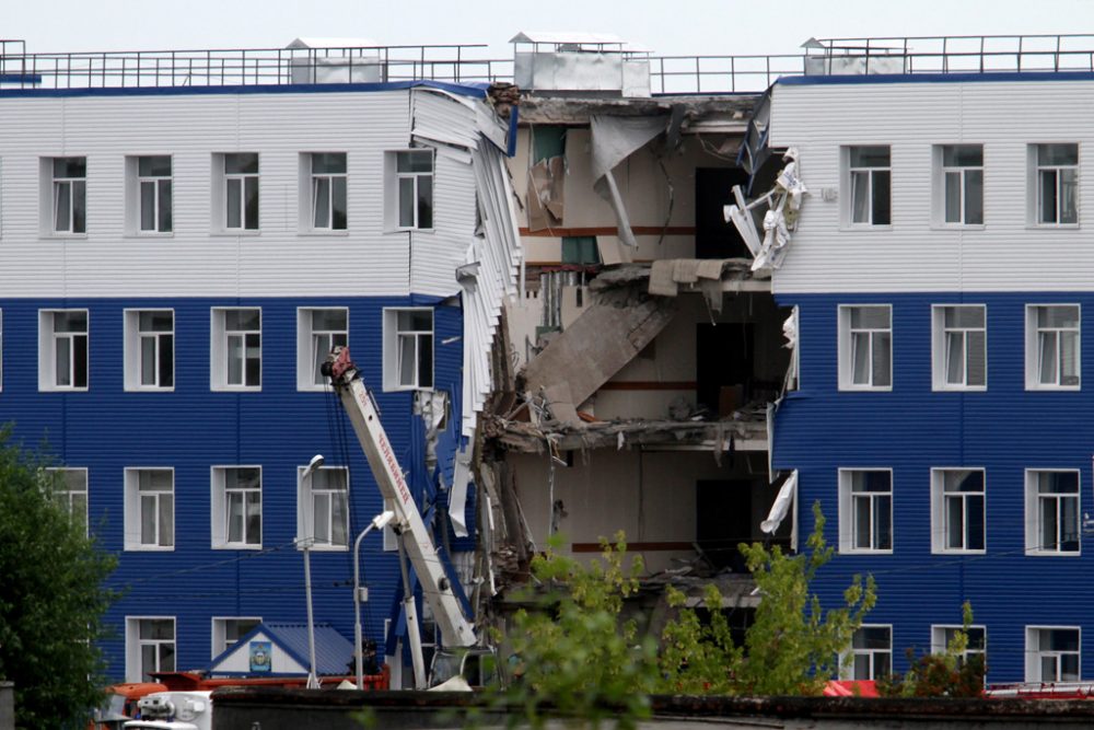 Die eingestürzte Fassade eines Kasernengebäudes in Omsk
