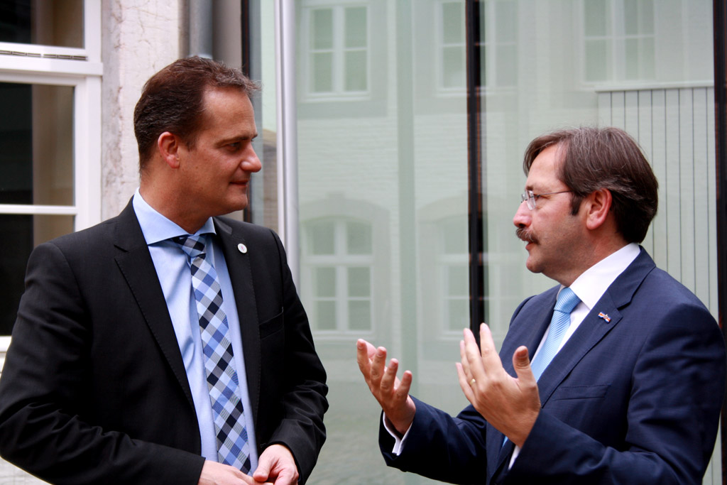 Ministerpräsident Oliver Paasch und der Gouverneur der Provinz Niederländisch-Limburg, Theo Bovens