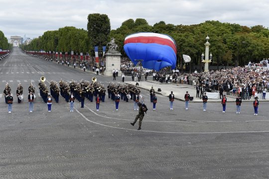 Paris: Parade zum französischen Nationalfeiertag