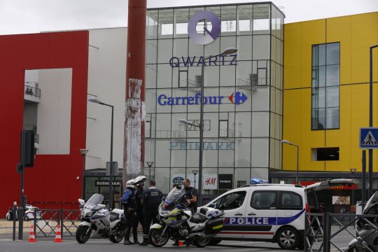 Geiselnahme in Primark-Filiale nördlich von Paris - Spezialeinheiten der Polizei vor Ort