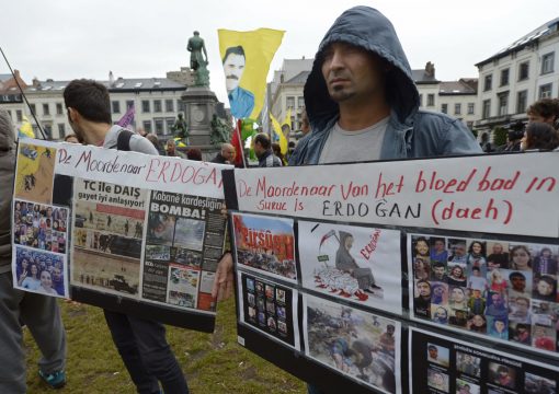 Protest vor dem Nato-Sondertreffen in Brüssel - "Der Mörder von Suruc heißt Erdgan"
