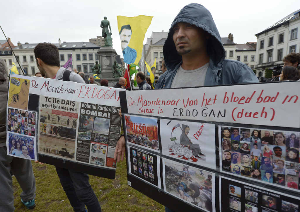 Protest vor dem Nato-Sondertreffen in Brüssel - "Der Mörder von Suruc heißt Erdgan"