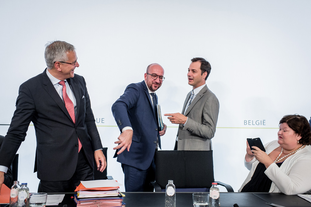 Nach der Regierungssitzung am Samstag in Brüssel: Minister Peeters, Michel, De Croo und De Block