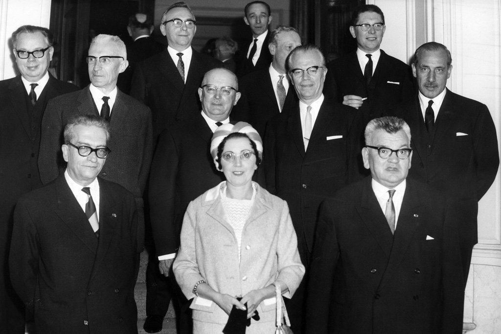 Juli 1965: Ministerin Marguerite De Riemaecker mit ihren Regierungskollegen