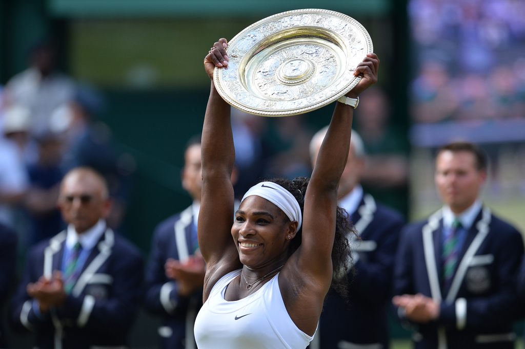 Wimbledon: Serena Williams mit ihrer Trophäe