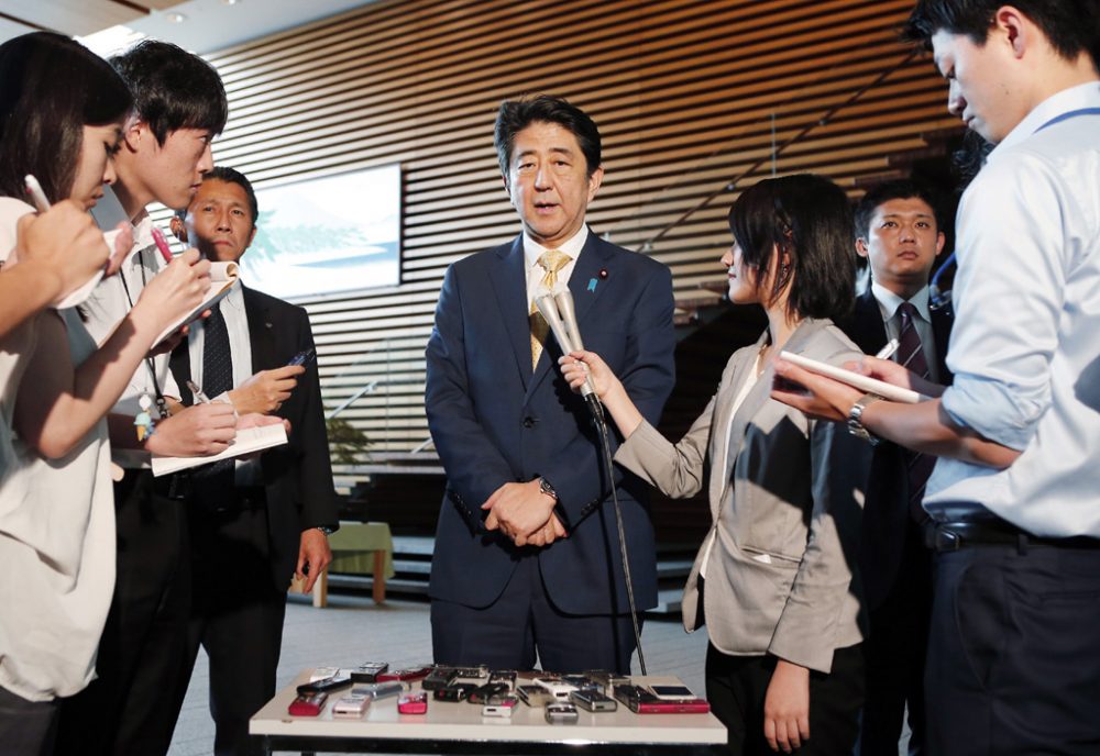 Japans konservativer Regierungschef Shinzo Abe tritt vor die Presse