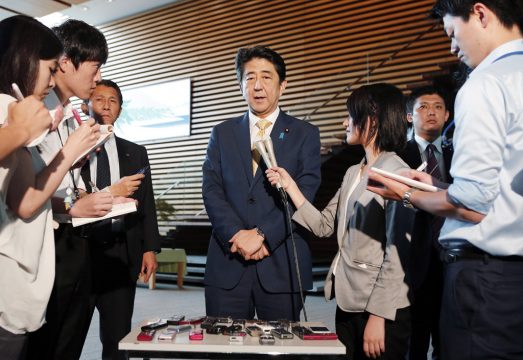 Japans konservativer Regierungschef Shinzo Abe tritt vor die Presse