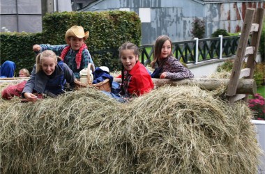 Sommerfest in Amel: Kinder auf einem Heuwagen