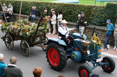 Sommerfest in Amel: Lanz-Traktor mit Blumenwagen