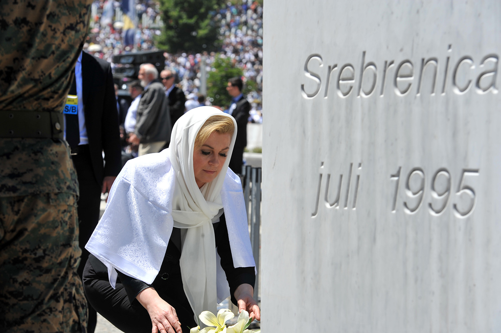 20 Jahre Srebrenica-Massaker: Kroatiens Präsidentin Kolinda Grabar-Kitarovic legt Blumen an einem Denkmal nieder