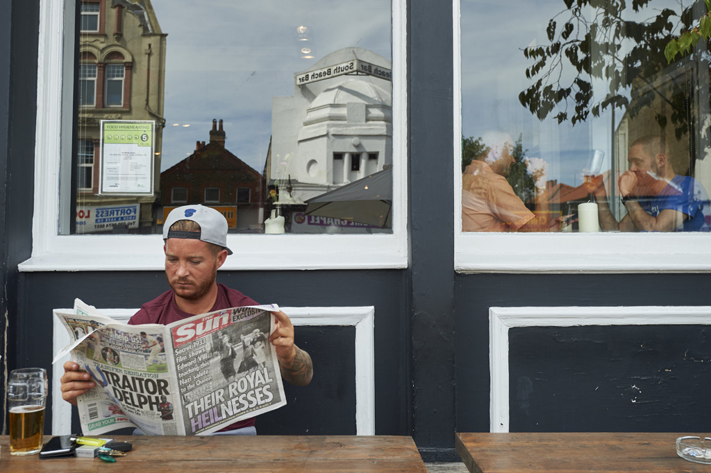 London, 18. Juli: Ein Mann liest die Sun, auf der Titelseite sieht man ein Bild aus dem Hitlergruß-Video der Royals
