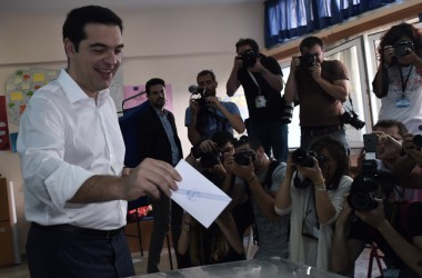 Griechenlands Premier Tsipras gibt seine Stimme beim Referendum ab