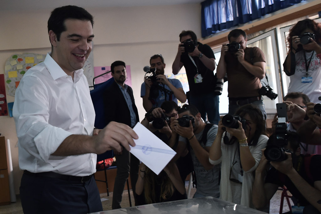 Griechenlands Premier Tsipras gibt seine Stimme beim Referendum ab