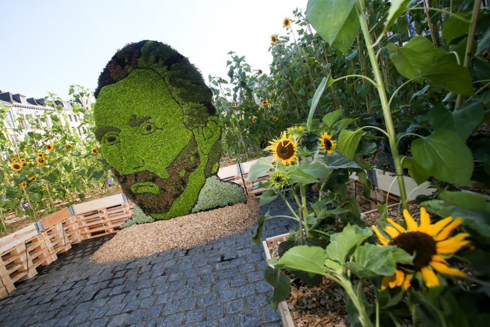 Vincent van Gogh-Porträt im Labyrinth aus Sonnenblumen in Mons