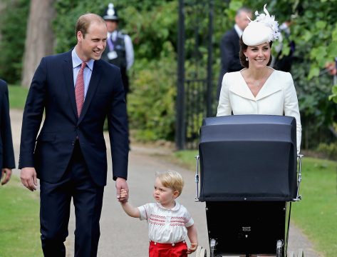 Prinz William, George, Herzogin Catherine und Baby Charlotte im Kinderwagen bei ihrer Taufe (5.7.)