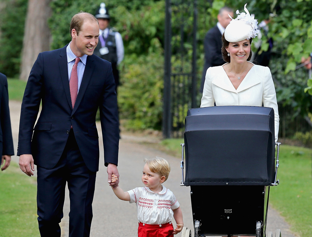 Prinz William, George, Herzogin Catherine und Baby Charlotte im Kinderwagen bei ihrer Taufe (5.7.)