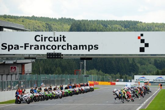 Start zum Sechs-Stunden-Rennen für Motorräder auf der Rennstrecke von Spa-Francorchamps