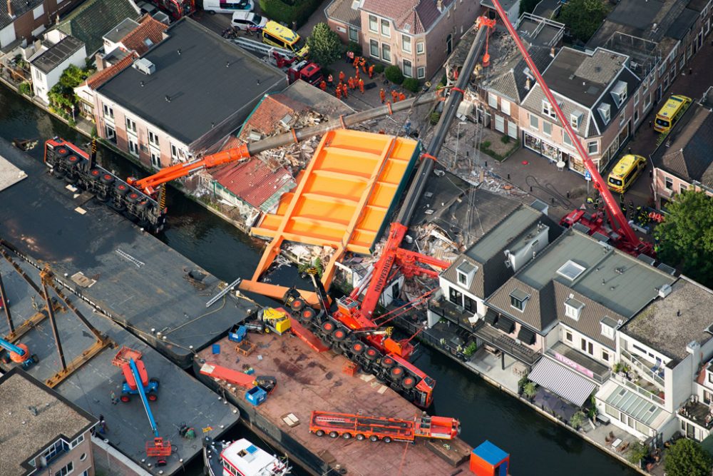 Alphen am Rhein: Baukräne kippen auf Häuser