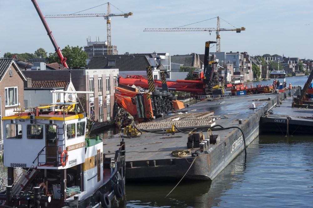 Schwimmende Baukräne zerstören Häuser in den Niederlanden