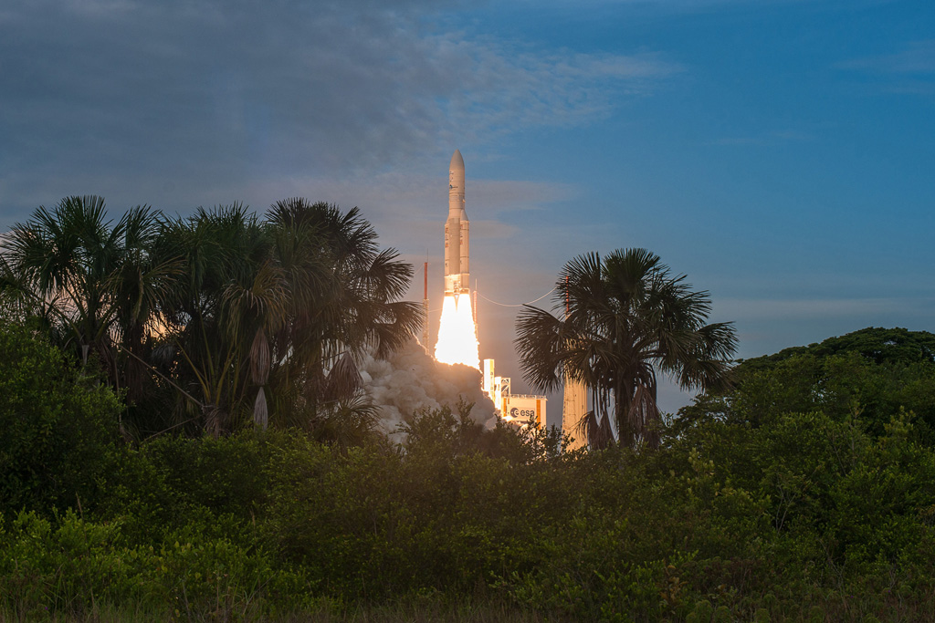Start einer Ariane 5 vom europäischen Weltraumbahnhof Kourou in französisch Guyana (Archivbild: P. Piron/AFP)